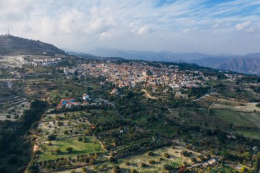 Kıbrıs 'ın Larnaca bölgesindeki eski Lefkara köyünün insansız hava aracı görüntüsü. Akdeniz dağlarındaki güzel antik kırsal bölge