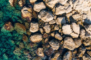 Kıbrıs Rum Kesimi kıyı şeridi insansız hava aracı, Taş Kayalar ve güneşli bir günde gök mavisi Akdeniz suyundan manzaralı güzel bir doğa beldesi