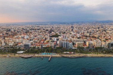Limasol hava görüntüsü, Kıbrıs. Ara sokaklı, palmiyeli ve binalı bir set ya da gezinti alanı. Drone fotoğrafçılığı. Güzel Akdeniz şehir merkezi