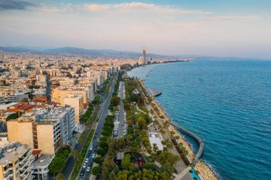 Limasol hava görüntüsü, Kıbrıs. Ara sokaklı, palmiyeli ve binalı bir set ya da gezinti alanı. Drone fotoğrafçılığı. Güzel Akdeniz şehir merkezi