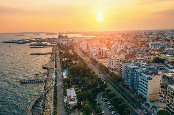 Limassol, Chipre vista aérea ao pôr do sol. Passeio com beco e edifícios. Drone foto de mar mediterrâneo resort de cima — Fotografia de Stock