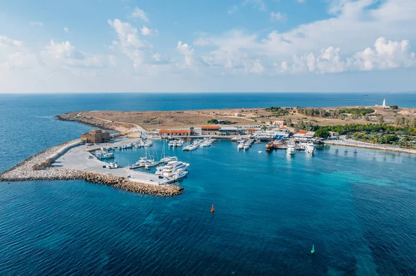 Zypern. Paphos Burg Luftaufnahme von der Drohne. mittelalterliche Hafenburg im Hafen an der Mittelmeerküste, heute Museum, berühmter Touristenort — Stockfoto