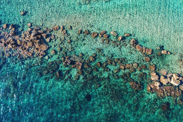 Luftaufnahme von Steinen im azurblauen Meerwasser Zyperns, Draufsicht von der Drohne aus. mediterraner Hintergrund — Stockfoto