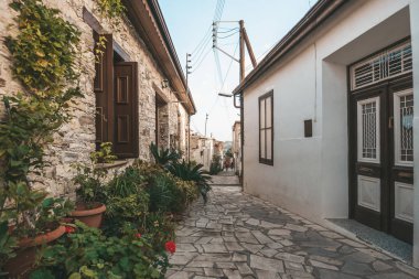 Lefkara köyünün güzel dar sokakları, Kıbrıs Çiçek saksıları ve duvarları