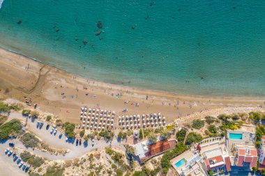 Kıbrıs 'ın paphos yakınlarındaki ünlü Mercan Körfezi Sahili' nin havadan görünüşü. Idyllic tropikal manzarası, kumlu plaj ve berrak gök mavisi suyla dinlenmek için.