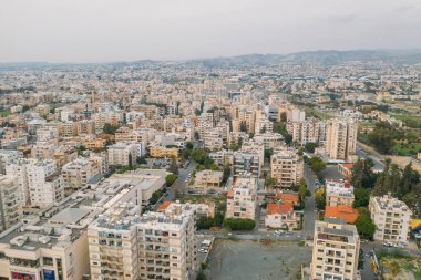 Limasol, Kıbrıs. Akdeniz tatil köyü binaları, insansız hava aracının panoramik manzarası.