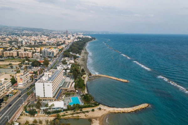 Stadtzentrum an der Mittelmeerküste. Luftaufnahme der Stadt Limassol mit Hotels, Gebäuden und Sandstränden — Stockfoto