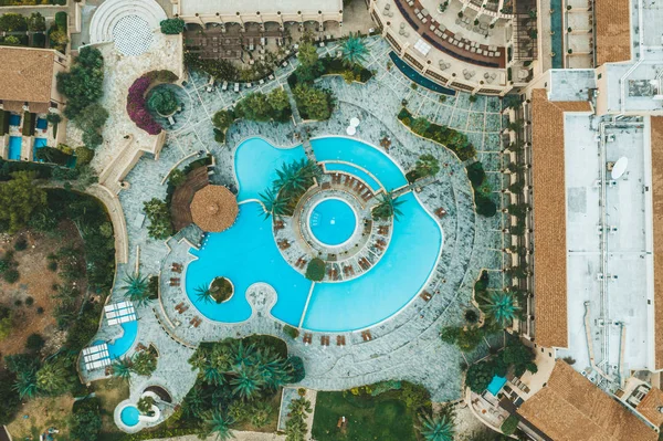 Pemandangan atas udara dari hotel kecil dengan kolam renang, sunbed dan telapak tangan dari atas, liburan tropis resor, konsep surga mediterranean — Stok Foto