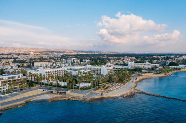Paphos 'un setin havadan görüntüsü ya da sudan gezinti. Ünlü Kıbrıs Rum Kesimi Akdeniz tatil beldesi. Seyahat konsepti, İHA fotoğrafı