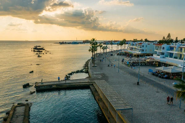 Luftaufnahme von Paphos Böschung oder Promenade bei Sonnenuntergang. berühmten Zypern Mittelmeerort. Reisekonzept, Drohnenfoto — Stockfoto