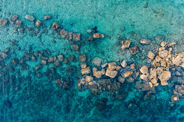 Luftaufnahme von Steinen im azurblauen Meerwasser Zyperns, Drohnenfoto. Mittelmeerreise — Stockfoto