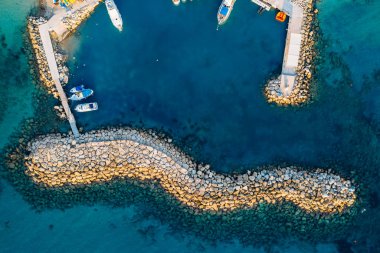Akdeniz kıyı şeridindeki tekne ve yatlar için küçük körfez veya liman insansız hava aracı görüntüsü Kıbrıs Rum Kesimi seyahat kavramı