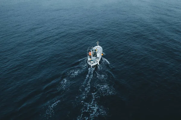 Pandangan udara atas kapal nelayan di laut Mediterania. Foto Drone — Stok Foto
