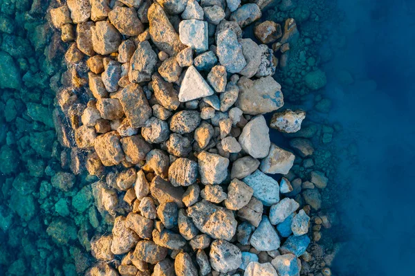 Luftaufnahme des Mittelmeeres und Steinmole oder Wellenbrecher, Drohnenschuss — Stockfoto