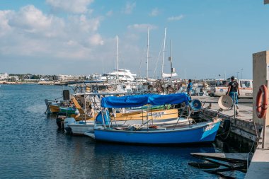 Paphos, Kıbrıs - Kasım 2019: Paphos limanındaki gemi ve tekneler