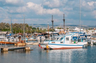 Paphos, Kıbrıs - Kasım 2019: Paphos limanındaki gemi ve tekneler