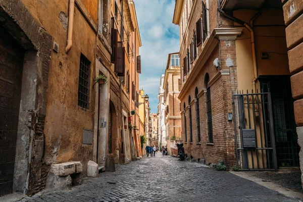 Stretta via romana con antico edificio del centro storico di Roma, Italia. Concetto di viaggio italiano — Foto Stock
