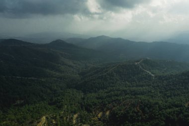 Kıbrıs 'taki Troodos dağları, İHA' nın hava manzarası. Güzel doğa Akdeniz manzarası