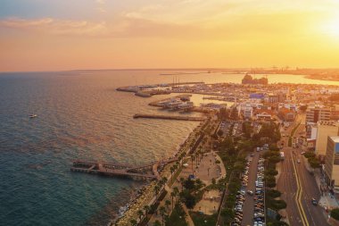 Limasol, Kıbrıs Rum Kesimi 'nin gün batımında panoramik manzarası. Akşam Akdeniz tatil köyü ya da şehir, sokak, liman ve caddeleri yukarıdan, insansız hava aracı fotoğrafı