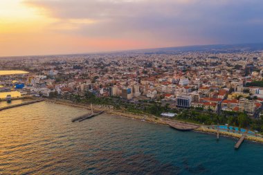 Kıbrıs Rum Kesimi 'nin Limasol kıyısında gün batımında ara sokakta bulunan Molos Promenade parkının hava panoramik görüntüsü. Meşhur Akdeniz tatil beldesi