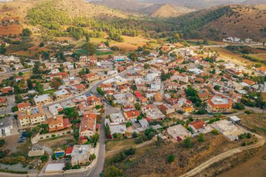 Kıbrıs dağlarındaki eski bir köy Mosfiloti veya Mosfilioti, hava manzaralı. Vadideki güzel eski evler