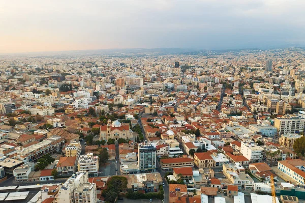 Limassol, Republik Zypern, Stadtbild aus der Luft. viele Gebäude der Kurstadt, Drohnenbild — Stockfoto