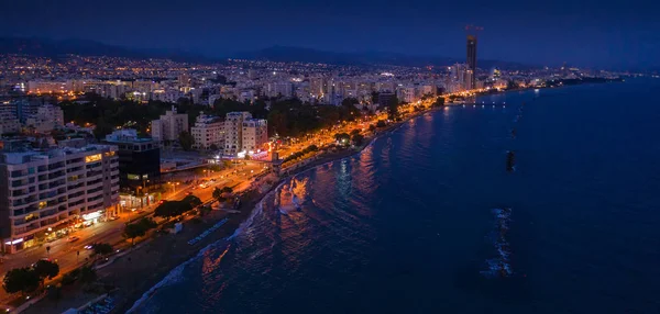 Geceleri Kıbrıs Rum Kesimi 'ndeki dar sokaklar ve binalarla Limasol' un hava manzarası ya da toprak seti. Yukarıdan Akdeniz tatil beldesi Limasol 'un insansız hava aracı fotoğrafı — Stok fotoğraf