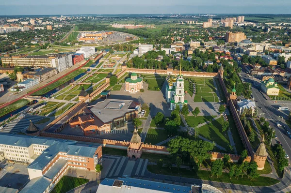 Vista aérea del Kremlin de Tula y la Catedral de Epifanía - Iglesia ortodoxa antigua en el centro de la ciudad, foto del dron desde arriba — Foto de Stock