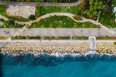 Limasol. Kıbrıs. Limasol Molos Parkı 'nın havadan görünüşü. Avuç içleri yürümek için uygun. Akdeniz kıyı şeridi