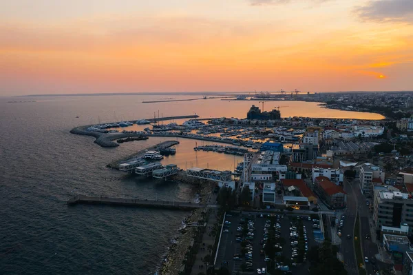 Passeio de Limassol ao pôr-do-sol, Chipre. Vista panorâmica aérea da noite Limassol de cima, foto drone. Paisagem mediterrânea à noite, belo resort Chipre para férias — Fotografia de Stock