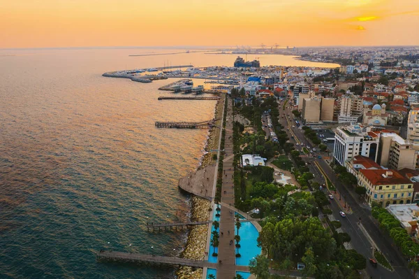 Passeio de Limassol ao pôr-do-sol, Chipre. Vista panorâmica aérea da noite Limassol com Molos Park de cima, foto drone. Paisagem mediterrânea à noite, belo resort Chipre para férias — Fotografia de Stock