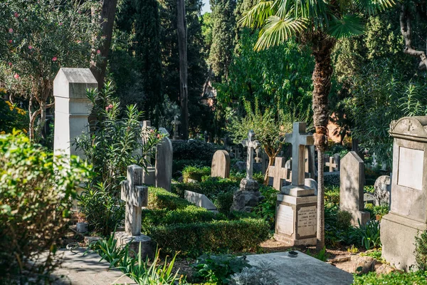 Rome, Italië - oktober 2019: Niet-katholieke begraafplaats voor buitenlanders in Rome, Italië. Een van de mooiste en weinig bekende plaatsen in de stad — Stockfoto