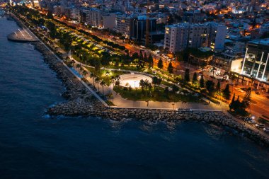 Kıbrıs Rum Kesimi, Limasol 'un hava gece manzarası. Molos Park, gezinti alanı ya da set ve binaları olan ünlü Akdeniz şehir merkezi, yukarıdan bakıldığında