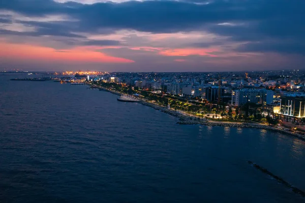 Antenne Nachtpanorama von Limassol, Zypern Waterfront. Berühmtes mediterranes Stadtzentrum am Abend mit Molos Park, Promenade oder Damm und Gebäuden, von oben gesehen — Stockfoto