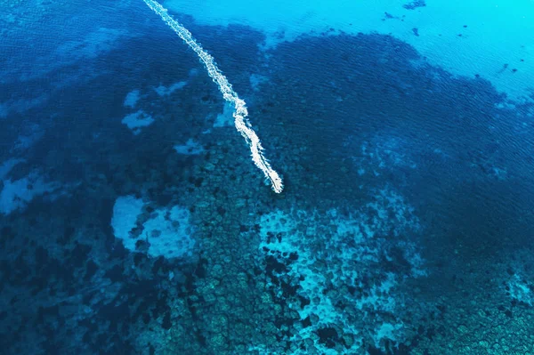 Luftaufnahme von Jetski auf blauer Meeresoberfläche. Abenteuer und Spaß am tropischen Strand Konzept, Drohnenfoto — Stockfoto