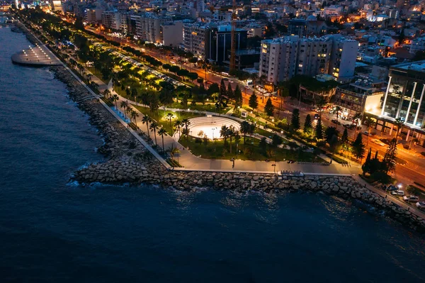 Panorama noturno aéreo de Limassol, Chipre beira-mar. Famosa cidade mediterrânea resort à noite com Molos Park, calçadão ou aterro e edifícios, de cima vista — Fotografia de Stock