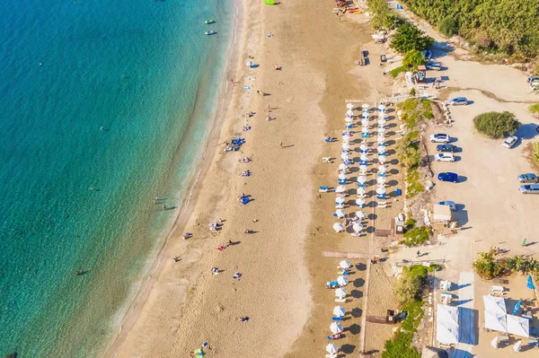 Vue aérienne de la belle plage de corail à Paphos avec de l'eau de mer azur, Chypre. Côte de sable avec parasols, chaises longues, personnes et eau de mer claire — Photo