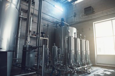 İçme suyu fabrikası üretimi, endüstriyel iç mimari. Filtreleme ve içme suyu tedavisi için büyük metal tanklar