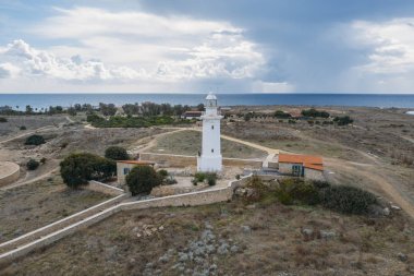 Paphos Lighthouse, Kıbrıs, İHA 'dan hava görüntüsü. Paphos arkeoloji parkında, Akdeniz kıyılarında, 1888 'de inşa edilmiş.