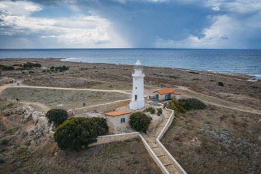 Paphos Lighthouse, Kıbrıs, İHA 'dan hava görüntüsü. Paphos arkeoloji parkında, Akdeniz kıyılarında, 1888 'de inşa edilmiş.