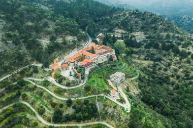 Lefkoşe yakınlarındaki Kıbrıs Machairas Manastırı. Dağlardaki tarihi yapıların insansız hava aracı görüntüsü.