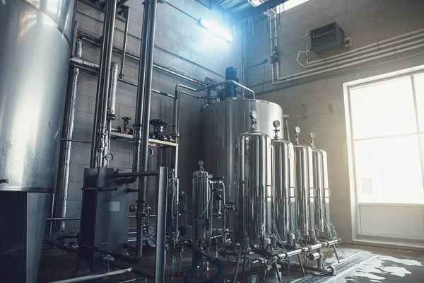 Trinkwasser Fabrikproduktion, industrielle Innenausstattung. große Metalltanks zur Filterung und Trinkwasseraufbereitung — Stockfoto