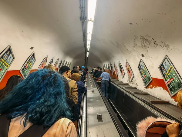 Roma, Italia - Octubre 2019: multitud de personas en escaleras mecánicas de metro o túnel de ascensor en Roma, Italia — Foto de Stock