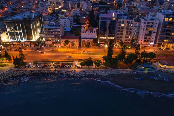 Vista aérea da paisagem urbana de Limassol, primeiros edifícios costeiros em Chipre à noite. Drone foto de mar mediterrâneo resort Limassol de cima — Fotografia de Stock