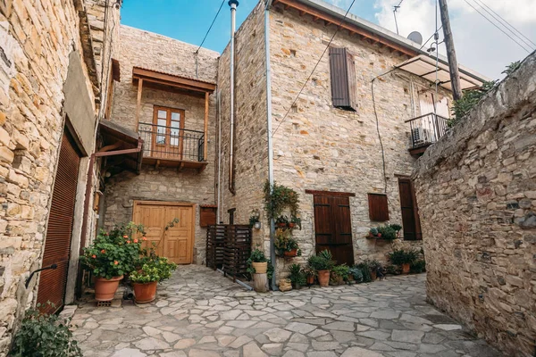 Hermosa calle estrecha del pueblo de Lefkara, Chipre con macetas y mampostería — Foto de Stock