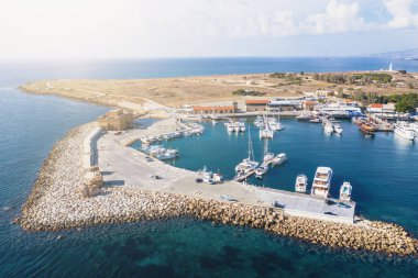 Kıbrıs. Pathos veya Paphos. Antik şato ya da kalenin havadan görünüşü - şimdi müze ve yat ve teknelerle dolu liman. Güzel Akdeniz kıyıları ve mavi deniz, insansız hava aracı bakış açısı