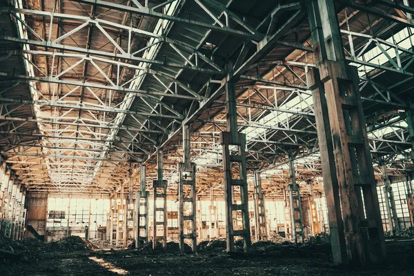 Verlassene gruselige Industriehalle in altem Grunge-Fabrikgebäude getönt — Stockfoto