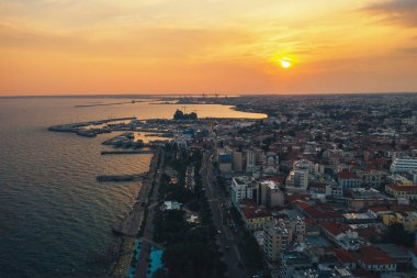 Limasol, Kıbrıs Rum Kesimi 'nin gün batımında panoramik manzarası. Akşam Akdeniz tatil köyü ya da şehir, sokak, liman ve caddeleri yukarıdan, insansız hava aracı fotoğrafı