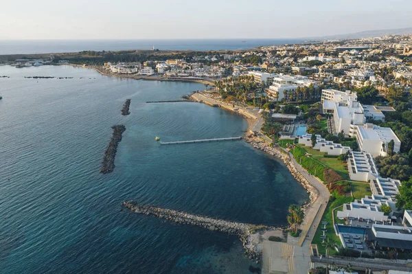 Paphos, Zypern, Luftpanorama der Strandpromenade, Hotels und Gebäude der mediterranen Ferienanlage. Reise nach Zypern — Stockfoto