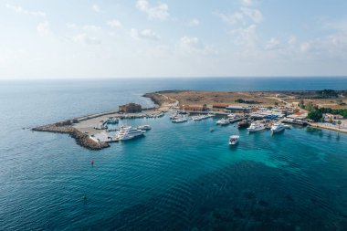 Paphos kalesi, şimdi de müze. Kıbrıs 'ın Paphos kıyı şeridinde gemileri ve yatları olan antik bir kale. Akdeniz kıyısındaki ünlü turistik mekan, deniz manzaralı.